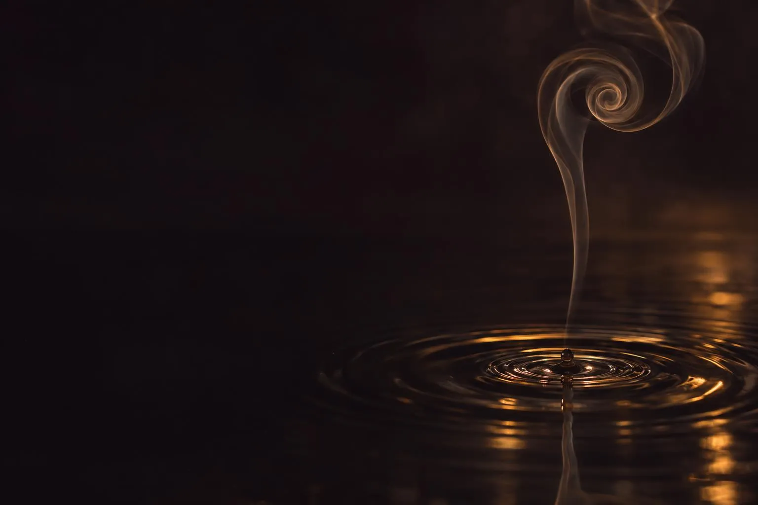 Une volute de fumée qui s’enroule en spirale au-dessus d’une eau calme, image de la transe hypnotique