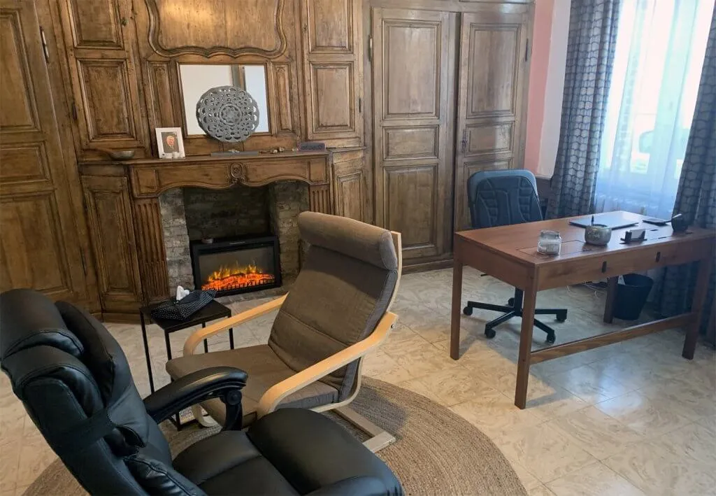 Le bureau de consultation du cabinet d’Escaudœuvres, fauteuils en cuir et cheminée