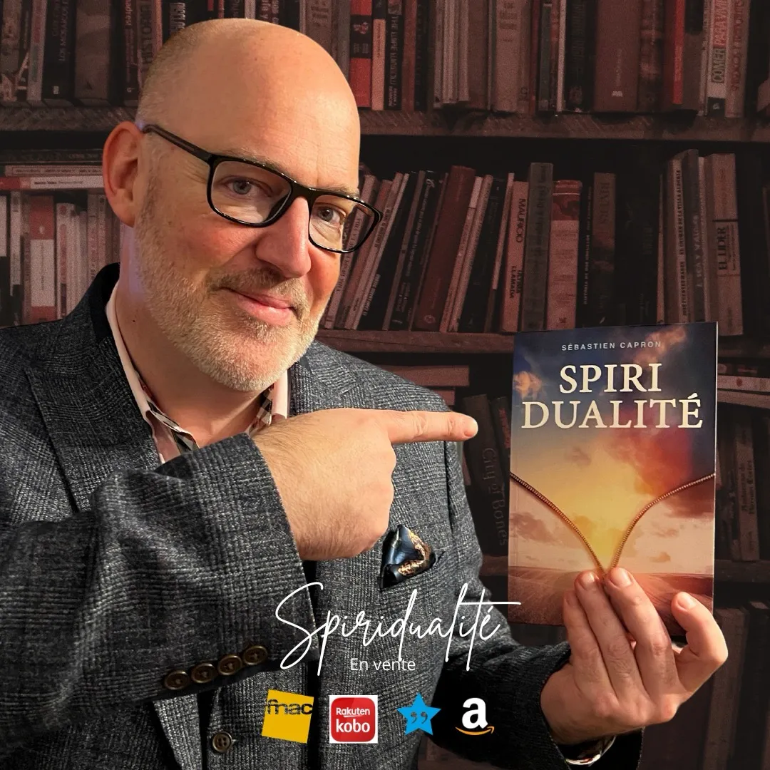 Sébastien Capron tenant son livre Spiridualité devant une bibliothèque